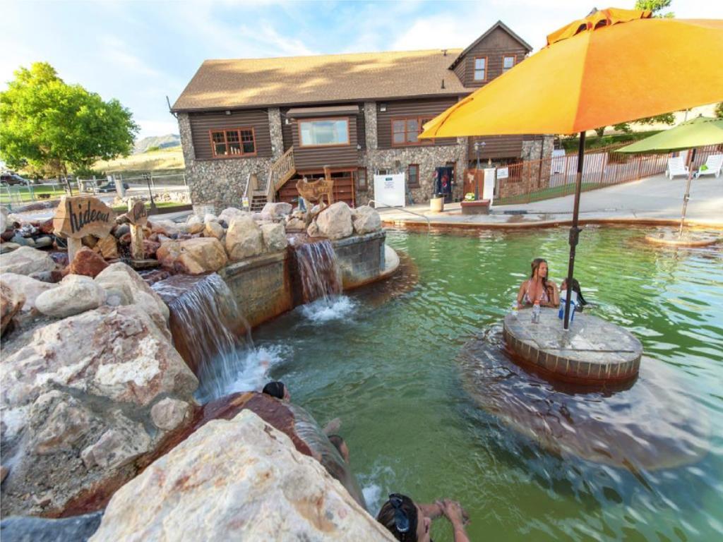 Camelot Inn At Honeyville Екстер'єр фото
