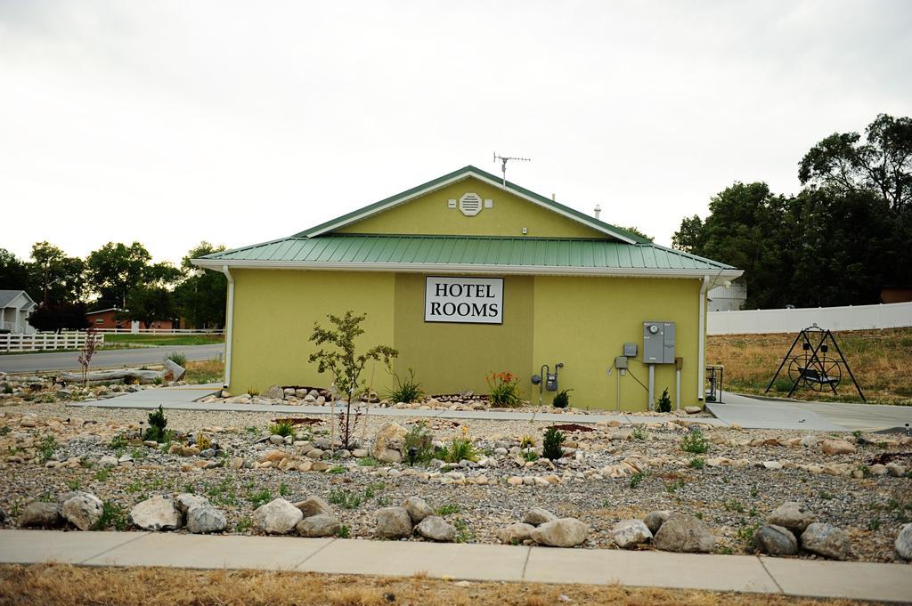 Camelot Inn At Honeyville Екстер'єр фото
